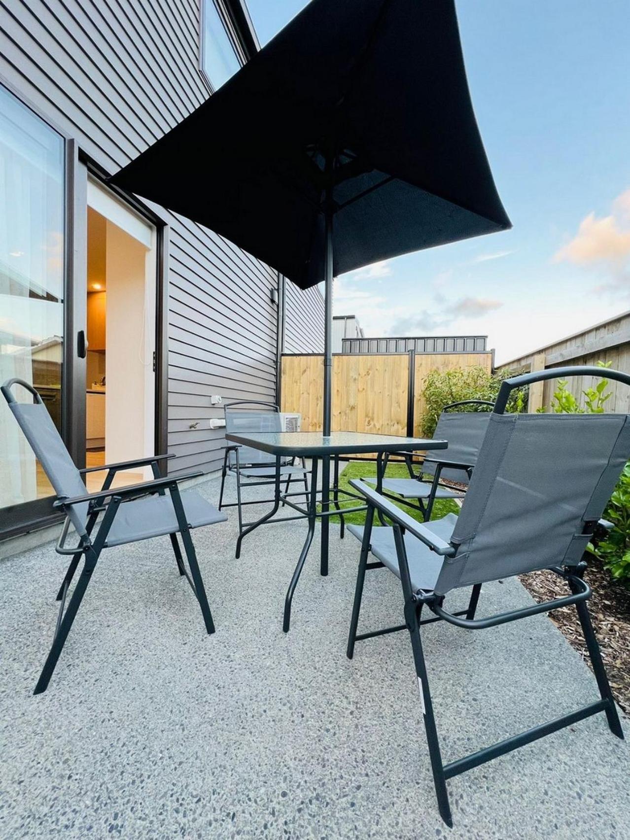 Central Modern 3-Bedroom,3- Bathroom House With Patio And Carpark- Lower Hutt City Centre ภายนอก รูปภาพ