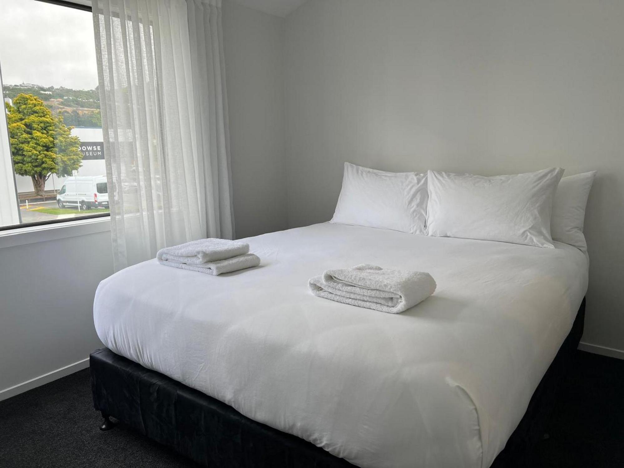 Central Modern 3-Bedroom,3- Bathroom House With Patio And Carpark- Lower Hutt City Centre ภายนอก รูปภาพ