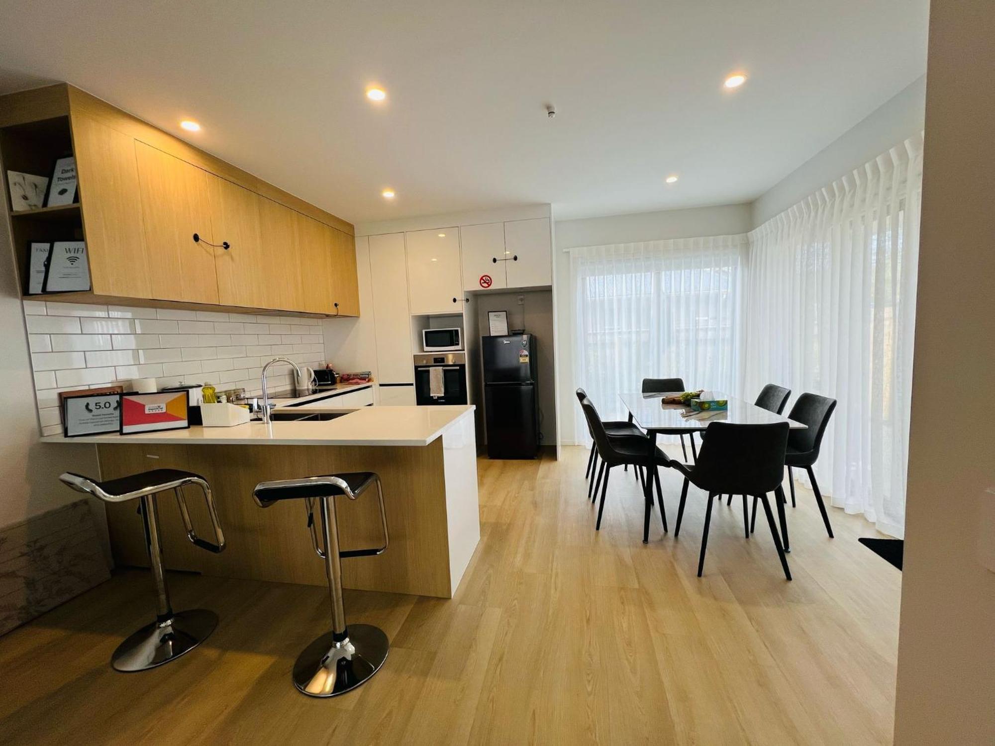 Central Modern 3-Bedroom,3- Bathroom House With Patio And Carpark- Lower Hutt City Centre ภายนอก รูปภาพ