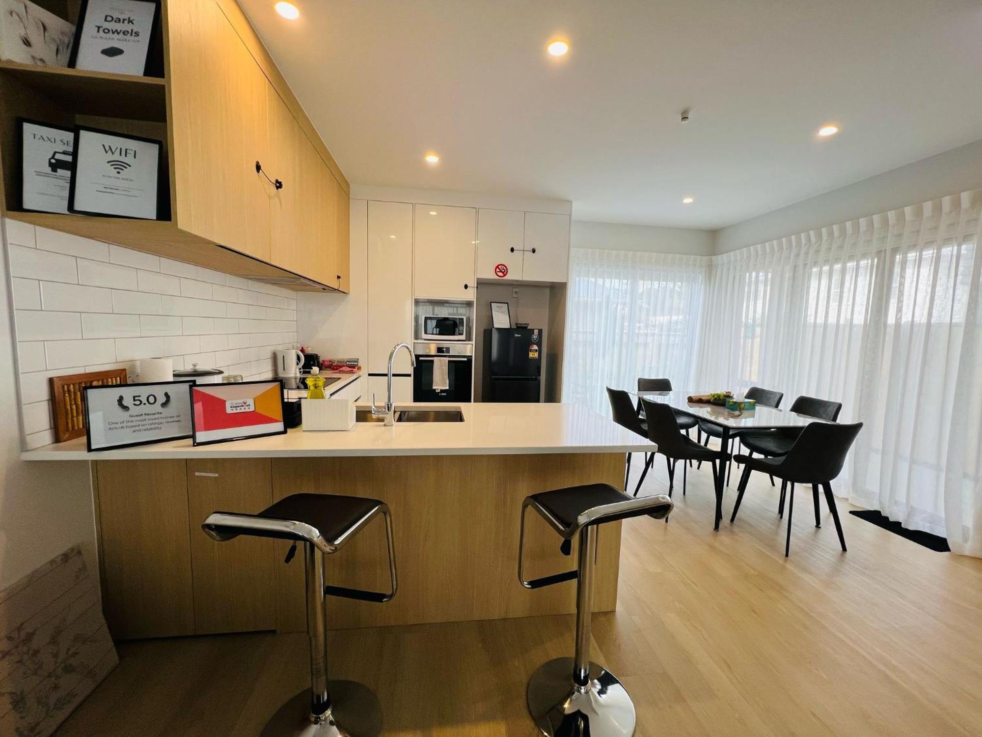 Central Modern 3-Bedroom,3- Bathroom House With Patio And Carpark- Lower Hutt City Centre ภายนอก รูปภาพ